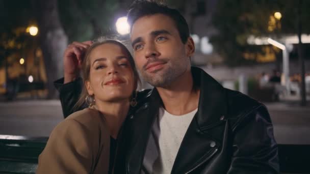 Närbild Kärleksfulla Skiftande Par Drömmer Njuta Tid Tillsammans Latino Man — Stockvideo