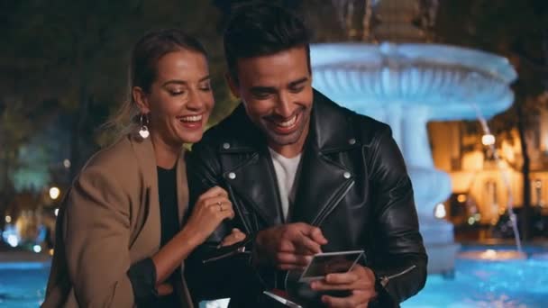Pasangan Tersenyum Beristirahat Bersama Sama Mencari Foto Instan Air Mancur — Stok Video