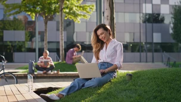 Menina Freelance Digitando Laptop Parque Cidade Sorrindo Mulher Inspirada Trabalhar — Vídeo de Stock