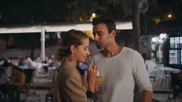 Fröhliches Paar Trinkt Cocktail Abendlicher Park Nahaufnahme Zufriedene Partner Die — Stockvideo