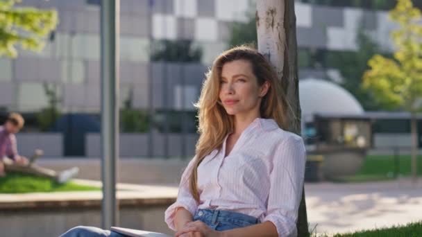 Městská Dívka Odpočívá Parku Práci Sama Krásná Nezávislá Držitelka Notebooku — Stock video