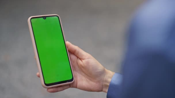 Рука Тримає Зелений Мобільний Телефон Офісі Крупним Планом Менеджер Відеодзвінкового — стокове відео
