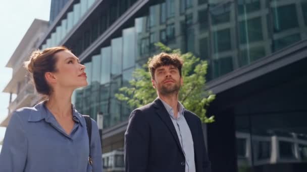 Entspannte Manager Gehen Gemeinsam Durch Die Innenstadt Büropaar Schlendert Nach — Stockvideo