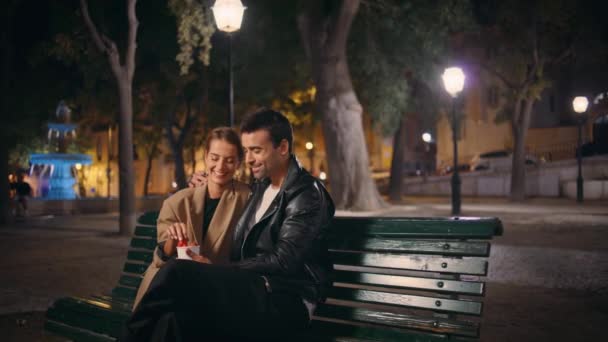 Persone Romantiche Flirtare Appuntamento Serale Mangiare Fragola Nel Parco Urbano — Video Stock