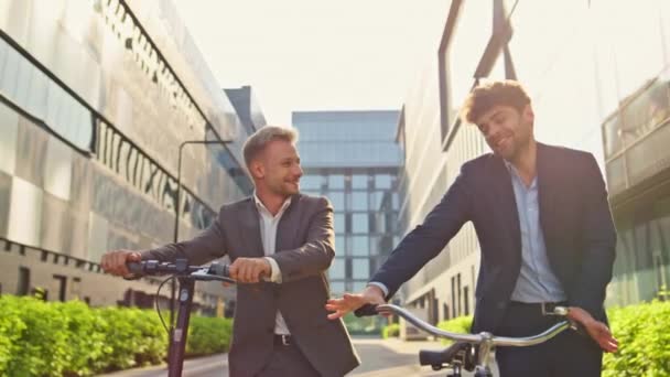 Joyful Colleagues Going Downtown Morning Sunlight Relaxed Men Holding Electric — Stock Video