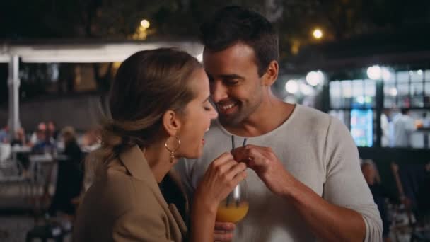 Glückliches Paar Das Alkohol Verkostet Und Spaß Date Nahaufnahme Hat — Stockvideo