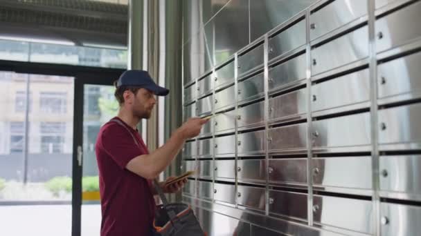 Cartero Poniendo Correspondencia Postal Taquillas Pasillo Primer Plano Contenedores Plata — Vídeos de Stock