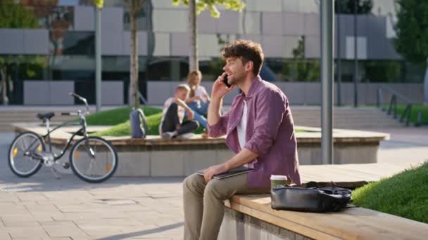 Şehir Parkındaki Telefonlara Neşe Saçıyor Neşeli Serbest Çalışan Bir Adam — Stok video