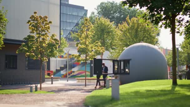 시내에서 공원을 사무실 사람들 화창한 거리에가는 이야기 옥외에서 휴식을 즐기는 — 비디오