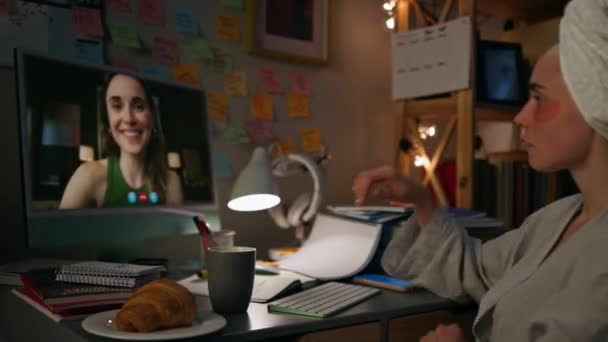 Счастливые Девушки Говорят Веб Камера Вечернем Крупном Плане Сестры Кардиологи — стоковое видео
