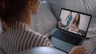 Ev kızı bilgisayarı kullanarak internetten konuşuyor. Mutlu iki kardeş internet sohbetinin tadını çıkarıyor. Meçhul bir kadın uzaktan ailesiyle dinleniyor. Bilgisayar ekranında oynayan pozitif çocuklar