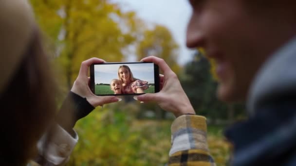 Venkovní Pár Mluví Videokonferenci Usmívající Rodina Mávající Obrazovce Mobilního Telefonu — Stock video