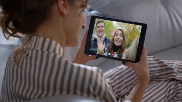 Schwestern Gespräch Mit Digitalen Tablet Online Nahaufnahme Glückliche Familienreisen Videoanruf — Stockvideo