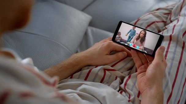 Wanita Menelepon Suami Secara Online Smartphone Screen Closeup Pria Santai — Stok Video