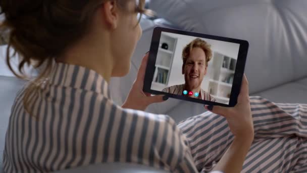 촬영에서 태블릿을 온라인으로 비디오 대화를 즐기는 행복한 디지털 컴퓨터 데이트 — 비디오