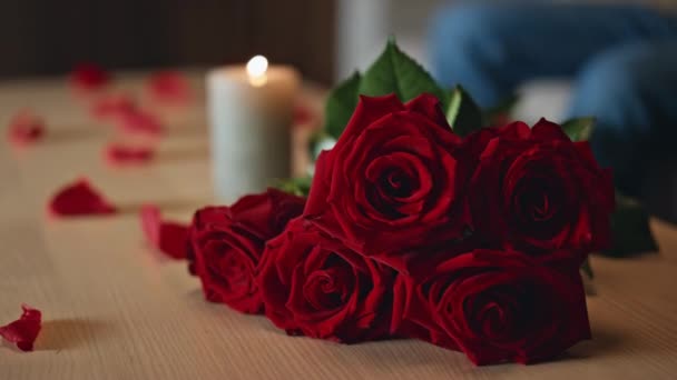 Piękny Bukiet Róż Leżących Stole Pobliżu Płonącej Świecy Zbliżenie Wspaniałe — Wideo stockowe