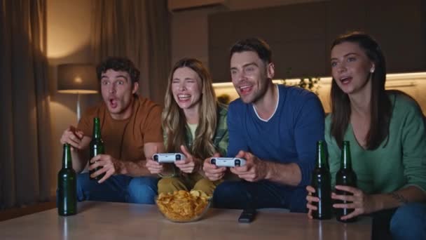 Wettkämpfer Die Sich Über Videospiele Freuen Gewinnen Auf Der Gemütlichen — Stockvideo
