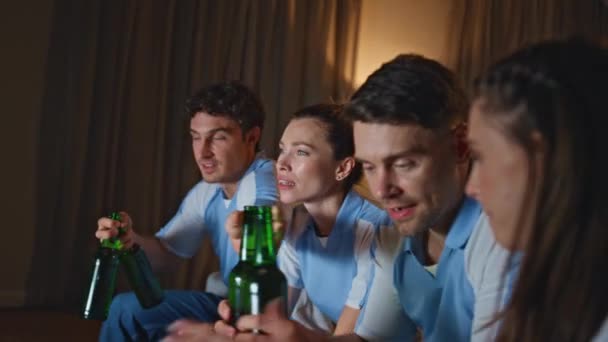 Szczęśliwa Grupa Ogląda Mistrzostwa Domowej Telewizji Dzieląc Się Piwem Młodzi — Wideo stockowe