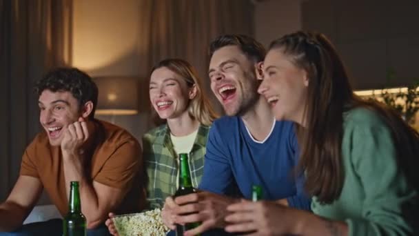 Ludzie Śmieją Się Komedii Telewizyjnej Weekendowe Wieczorne Spotkanie Szczęśliwi Młodzi — Wideo stockowe
