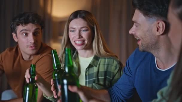 Счастливые Миллениумы Пьют Пиво Вечерам Собираются Поближе Улыбающиеся Молодые Люди — стоковое видео