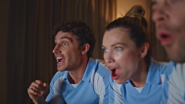 Возбужденные Люди Аплодируют Спортивной Игре Вечерней Гостиной Вблизи Счастливые Юные — стоковое видео