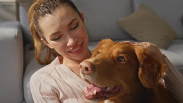 Menina Despreocupada Relaxante Com Animal Estimação Casa Aconchegante Perto Cuidando — Vídeo de Stock