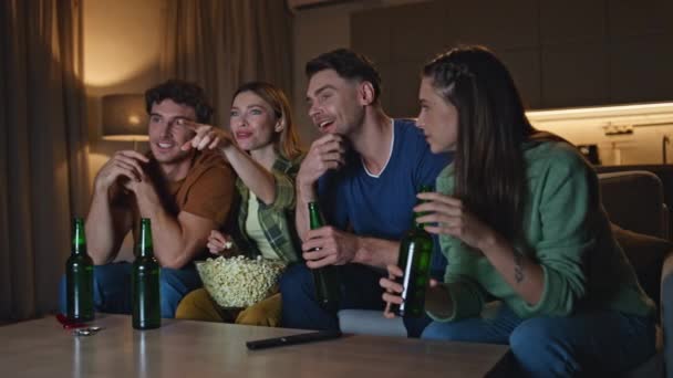 Beztroscy Przyjaciele Cieszyć Film Telewizyjny Siedzi Przytulny Domową Kanapę Uśmiechnięci — Wideo stockowe