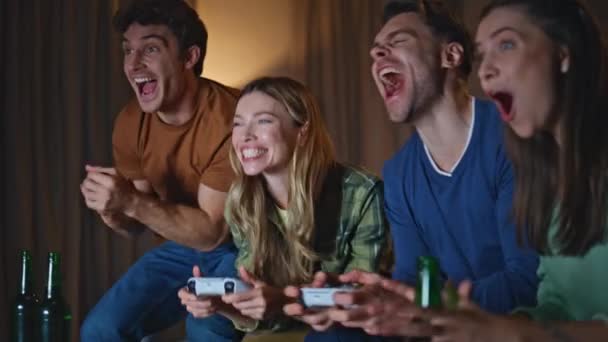 Amigos Entusiasmados Regozijando Videogame Reunião Noite Perto Jovens Felizes Com — Vídeo de Stock
