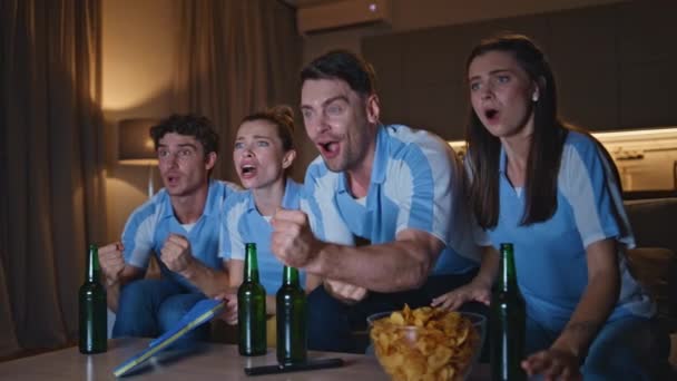 Emocjonalni Koledzy Dopingują Mecz Piłki Nożnej Apartamencie Napięci Młodzi Ludzie — Wideo stockowe