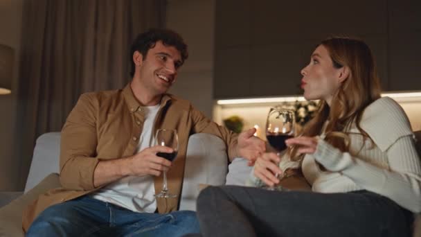Pareja Feliz Pasando Noche Juntos Sofá Casa Sosteniendo Copas Vino — Vídeos de Stock