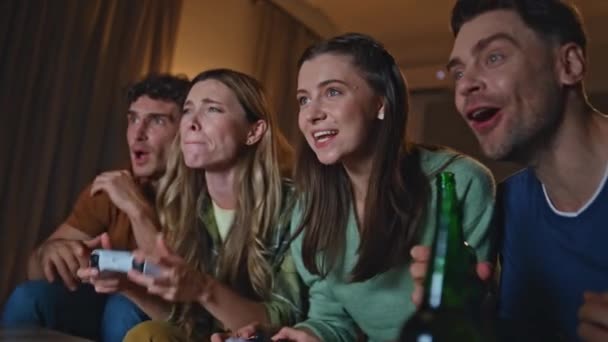 플레이어는 저녁에 아파트 소파에서 비디오 게임을 있습니다 사람들이 비디오 경쟁을 — 비디오