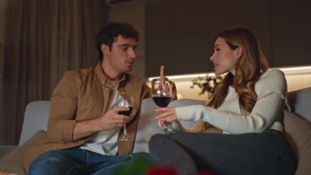 Amantes Sorridentes Relaxando Sofá Segurando Copos Vinho Perto Casal Romântico — Vídeo de Stock