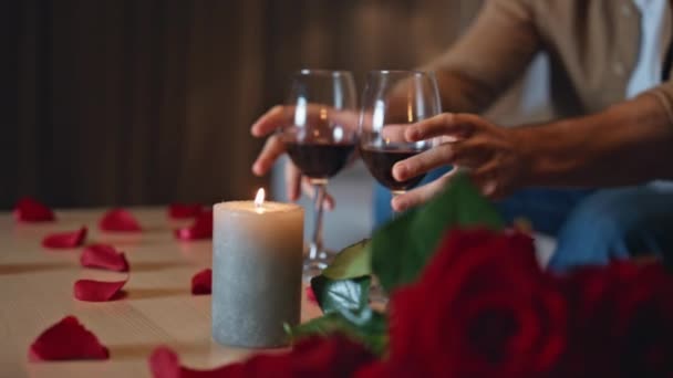Namorado Amoroso Tomando Copos Vinho Mesa Com Buquê Rosas Vermelhas — Vídeo de Stock
