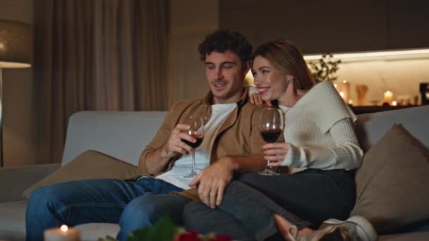 Liefdevolle Pasgetrouwden Die Avonds Uitgaan Een Gezellige Bank Met Wijnglazen — Stockvideo