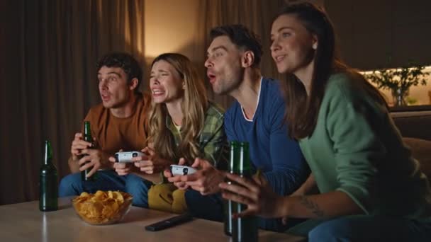 Азартні Люди Грають Відеоігри Дивані Вітальні Вночі Крупним Планом Деякі — стокове відео