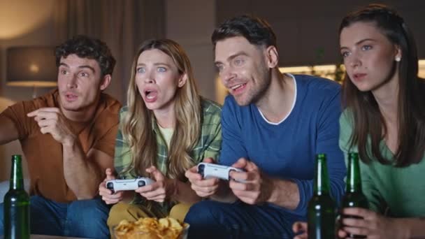 Emocjonalni Gracze Oglądają Gry Wideo Kanapie Salonie Przyjaciele Hazardu Trzymający — Wideo stockowe