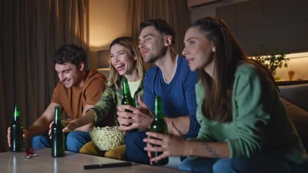 Veselí Přátelé Dívají Televizi Nočním Bytě Šťastní Bezstarostní Lidé Pijící — Stock video