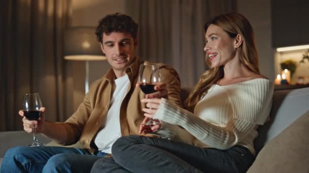 Namorado Carinhoso Dando Copo Vinho Para Bela Namorada Sentados Juntos — Vídeo de Stock