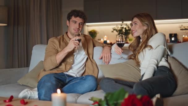 Épouses Romantiques Parlant Maison Soir Sur Canapé Couple Détendu Buvant — Video