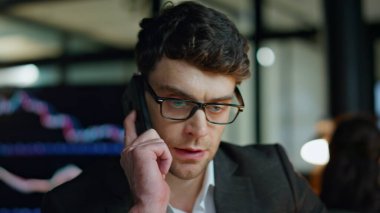 Kendine güvenen bir işadamı cep telefonuyla konuşuyor. Finans müdürü borsa yatırım fonu stratejisi için geç saatlere kadar danışmanlık yapıyor. Gözlüklü başarılı adam yatırım projesini telefonda tartışır..