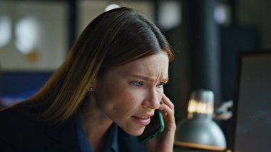 Sinirli çalışan akıllı telefonları kapatıyor. Hüsrana uğramış kadın projesi hakkında kötü haberler alıyoruz. Mutsuz iş kadını finans analisti geç saatlere kadar iş sorunları üzerinde çalışıyor. İşte stresli bir yönetici..