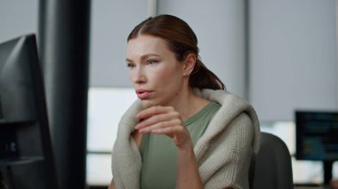 Müdürün iş yerinde gözlerini ovuşturması. Yorgun kadın çalışan aşırı çalışma sorunlu çözüm arıyor. Stresli iş kadını yazılım mühendisi bunalmış hissediyor. Düşünceli başlangıç uzmanı.