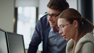 Programcılar ofiste projeyi kapatıyorlar. Eller bilgisayar kodu yazarak yazılım yaratıyor. Gülümseyen takım bilgisayar ekranı çözme problemi arıyor. Uzman uzmanlar danışmanlık yapıyor..