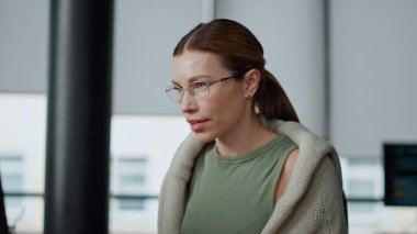 Bilgisayarda çalışan yeni bir çalışan. Ofiste internette veri arayan odaklanmış bir kadın. Düşünceli bir gazeteci makale yazıyor. Proje raporunu analiz eden yazılım mühendisi