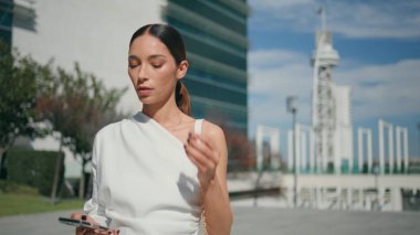 Çekici bir kadın kulaklık takıyor ve Sunny Caddesi 'ni kapatmaya başlıyor. Kablosuz kulaklıklı, güler yüzlü esmer, karşılama görevlisi. İş kadını telefonda konuşuyor..