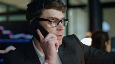 Başarılı bir girişimci cep telefonu anlaşmasını görüşüyor. Karanlık finans ofisinde akıllı telefondan konuşan odaklanmış bir tüccar. Güvenilir borsa yöneticisi, veri kontrolü yapan müşteriye danışmanlık yapıyor.
