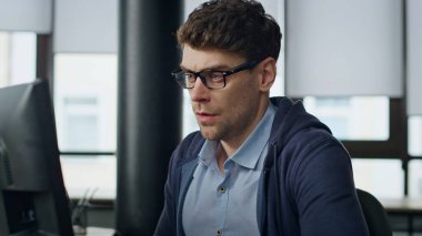 Stresli iş adamı bilgisayar raporlarını yakından inceliyor. Gergin ol, müdür. Gözlüklü ekran arama kodu hatası gibi görünüyor. Düşünceli yazılım mühendisi hata kontrolü uzmanı. Meşgul düşünceli serbest çalışan.