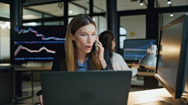 Akşam ofisinde cep telefonundan konuşan neşeli bir borsacı. Mutlu finans müdürü başarılı borsa satışlarını tartışıyor ve iyi haberler alıyor. Heyecanlı iş kadını kar amaçlı sohbetin tadını çıkarıyor