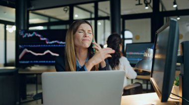 Sinirli girişimci danışman müşteri hazır bekliyor. Üzgün finans komisyoncusu cep telefonu borsa ticaret verilerini tartışıyor. Hüsrana uğramış kadın profesyonel kötü haber alıyor. İş kadını sorunu çözer.