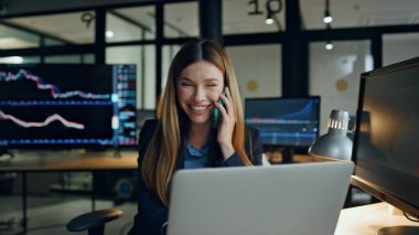 Finans bürosunda neşeli uzman konuşma hücresi. Mutlu borsa yöneticisi cep telefonuyla konuşmaktan zevk alır. Gülümseyen iş kadını başarılı satış haberleri alıyor. Neşeli borsacı.